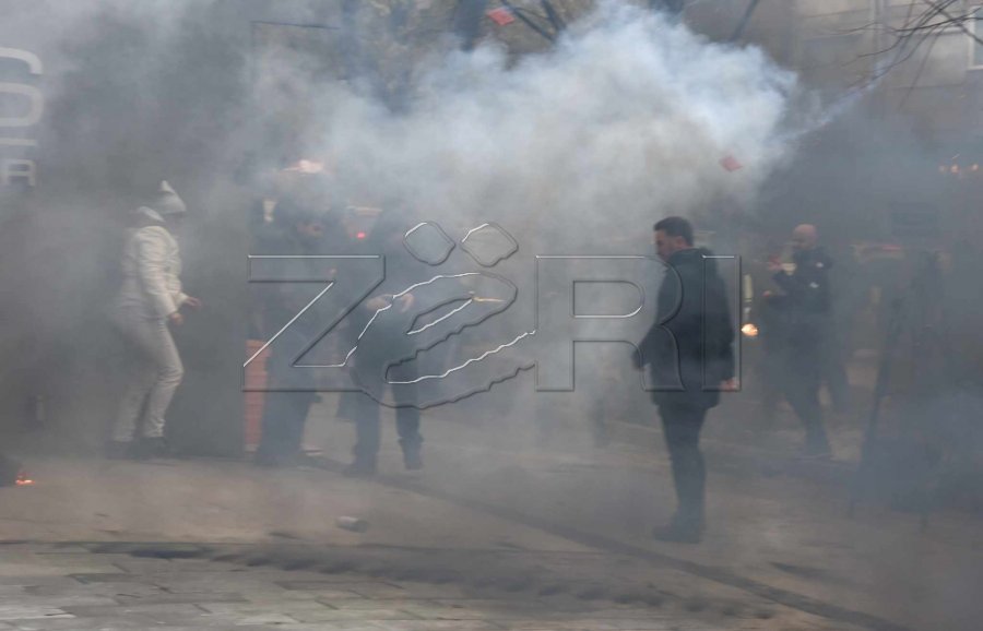 Eskalon protesta - aktivistët e PSD-së u hedhin gaz lotsjellës policëve, lëndohet një gazetar [video]