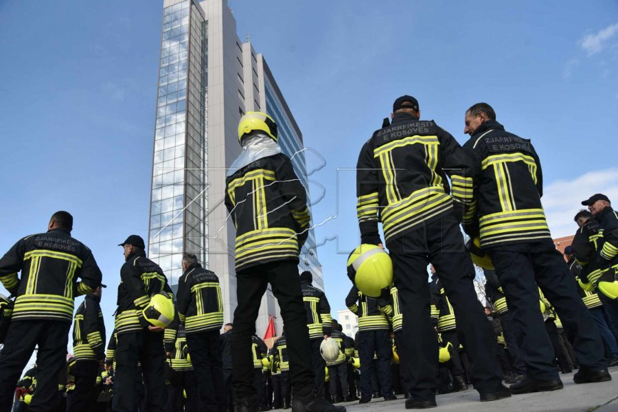 Zjarrfikësit protestojnë para Qeverisë [foto]