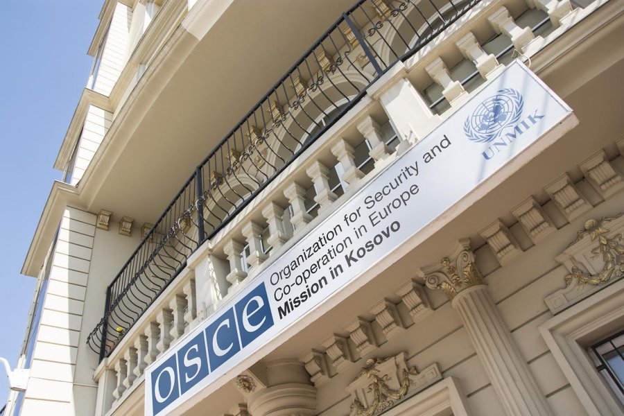 OSBE-ja dënon heqjen e pllakës përkujtimore në Rahovec, kushtuar dy gazetarëve serbë