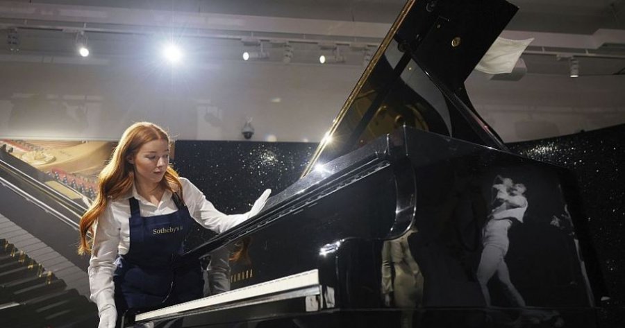 Pianoja e Freddie Mercury shitet për dy milionë euro në ankand