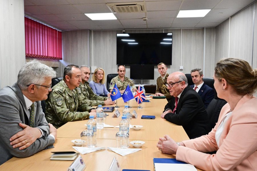 Komandanti i KFOR-it takon emisarin britanik, flasin për sigurinë në Kosovë