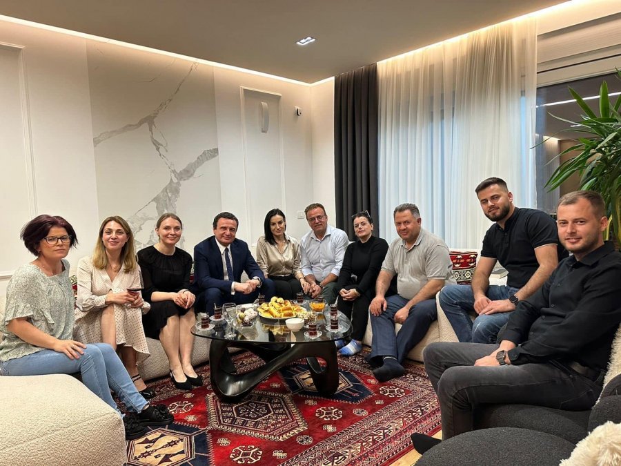 Kurti në familjen e Vasfije Krasniqit: Ia shpreha sërish mirënjohjen për guximin dhe përkushtimin e saj që t’i jep zë të vërtetës