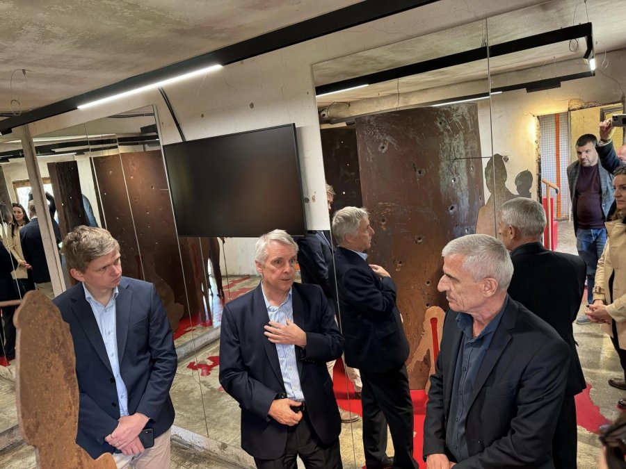 Rohde viziton shtëpinë muze në Poklek, aty ku forcat serbe kryen një ndër masakrat më të tmerrshme në Kosovë