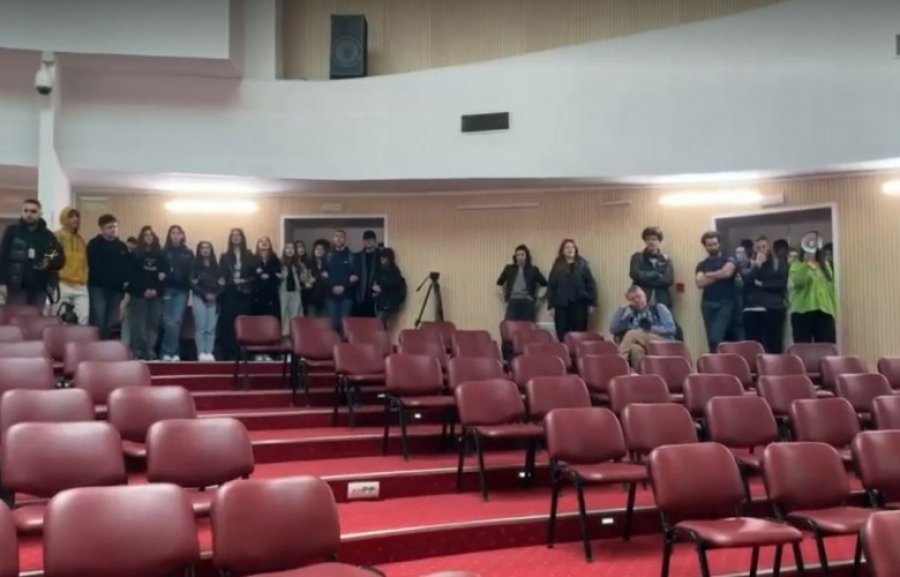 Studentët bllokojnë sallën koncertale në UP, kërkojnë largimin e Krasniqit