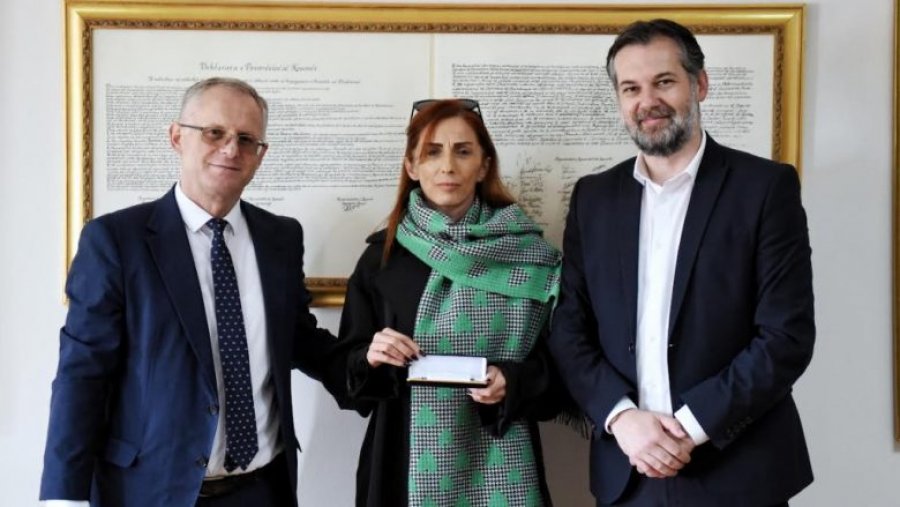 Bislimi i dhuroi Muzeut Kombëtar penën e nënshkrimit të vendimit të liberalizimit të vizave