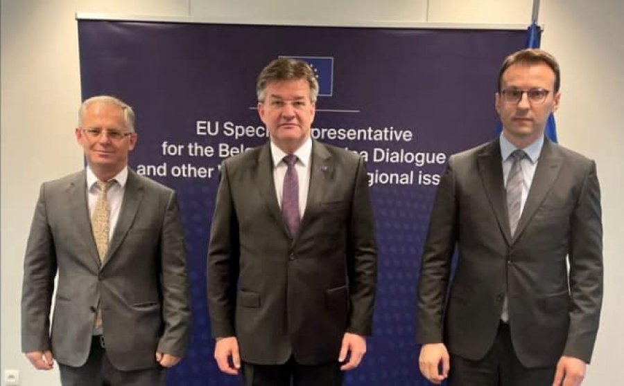 Bruksel  Kërkohet takim trelateral Kosovë   BE   Serbi