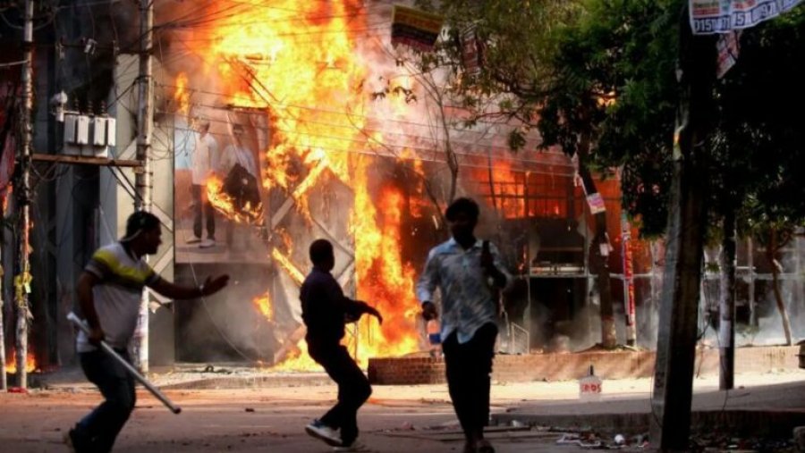 Shkon në 76 numri i të vrarëve në protestat antiqeveritare në Bangladesh