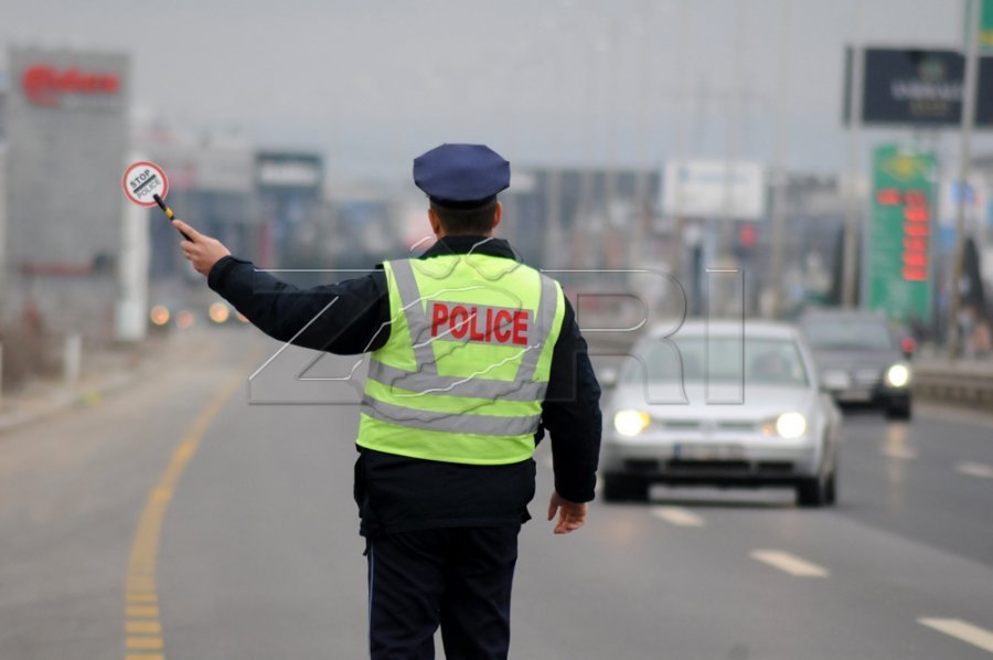 Ia ofroi ryshfet 20 euro policit për të mos i shqiptuar gjobë, arrestohet