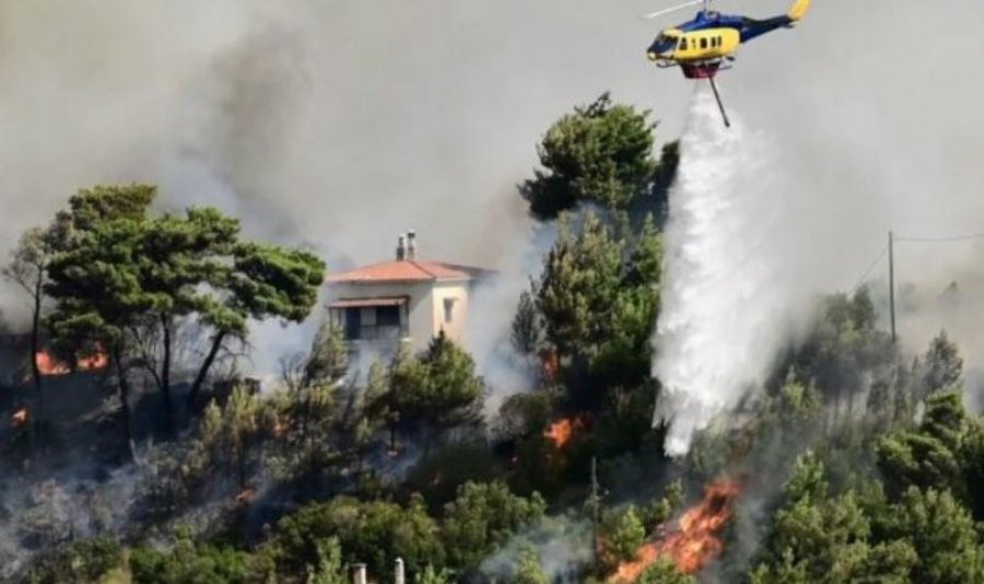 Shpërthejnë zjarret pranë Athinës, evakuohen banorët e Mitsotakisi ndërpret pushimet