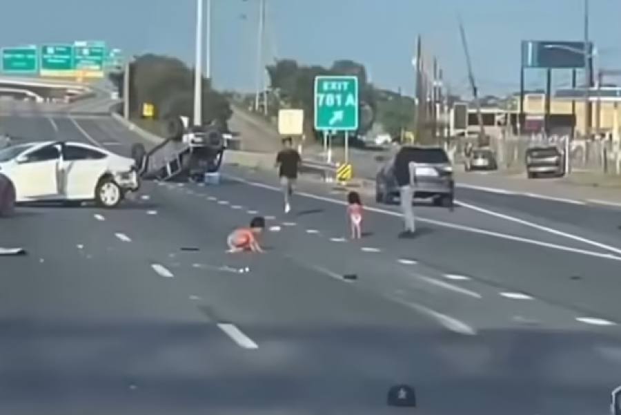 Në Teksas dy fëmijë me pelena mbesin në mes të autostradës, pasi ranë nga vetura që u rrokullis
