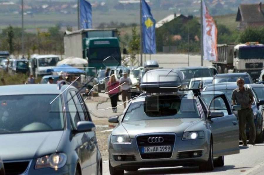 Fluks i madh për të dalë nga Kosova, deri në dy orë e gjysmë pritje