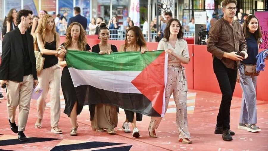 Në Festivalin e Filmit në Sarajevë parakalojnë në tapetin e kuq me flamurin e Palestinës