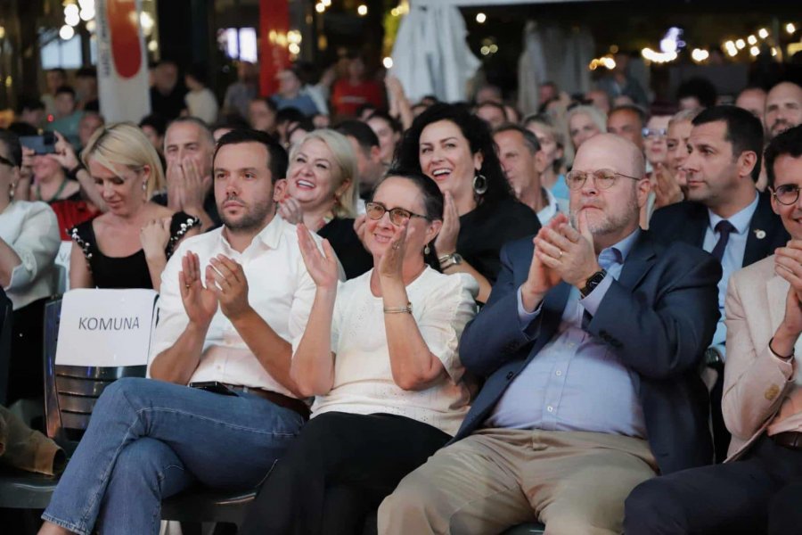 Hamza ndan foto nga festivali “Mitrovica International Jazz Days”, shihet edhe Hovenieri