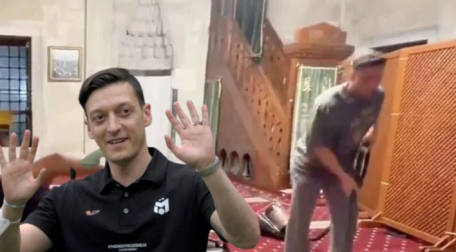 Mesut Ozil filmohet duke pastruar me fshesë një xhami në Stamboll