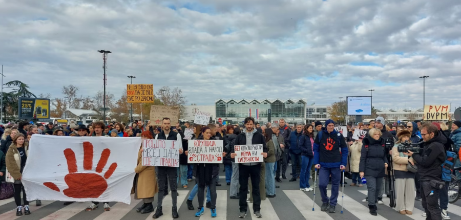 Mijëra njerëz marshojnë në Serbi një muaj pas tragjedisë në Novi Sad