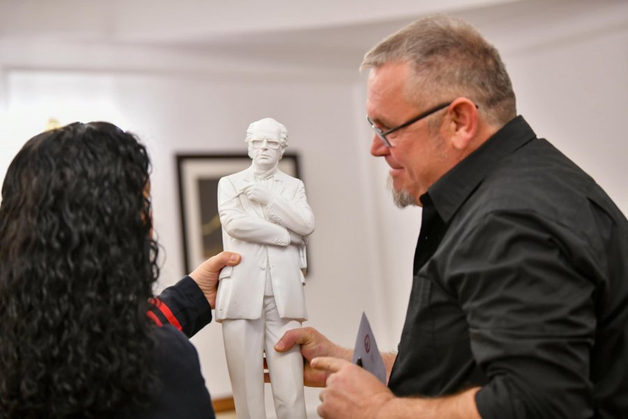 Skulptori Gëzim Muriqi ia dhuron Presidencës skulpturën e presidentit historik Ibrahim Rugova