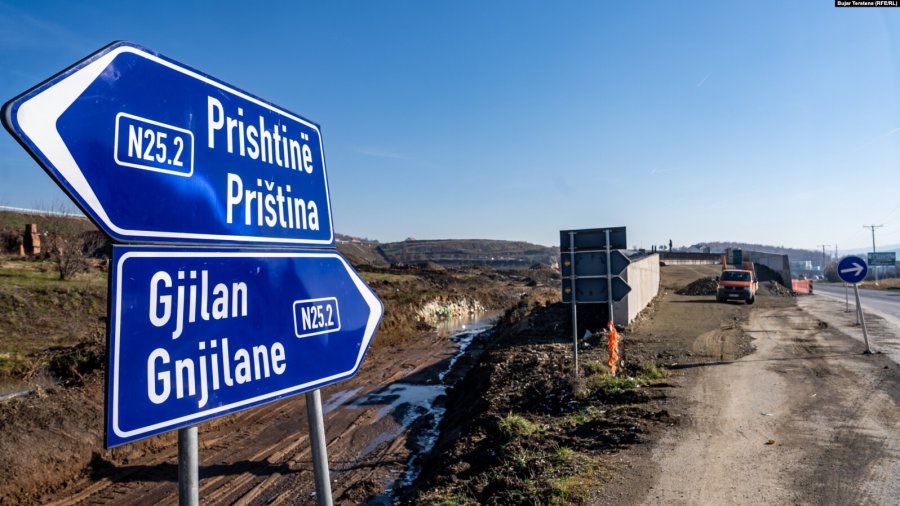 Rrugët që mbeten në ndërtim e sipër