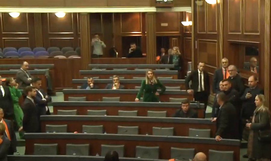 LVV-ja s’e lejon Listën Serbe në Kuvend, Konjufca u kërkon të largohen nga salla: Turp të keni!