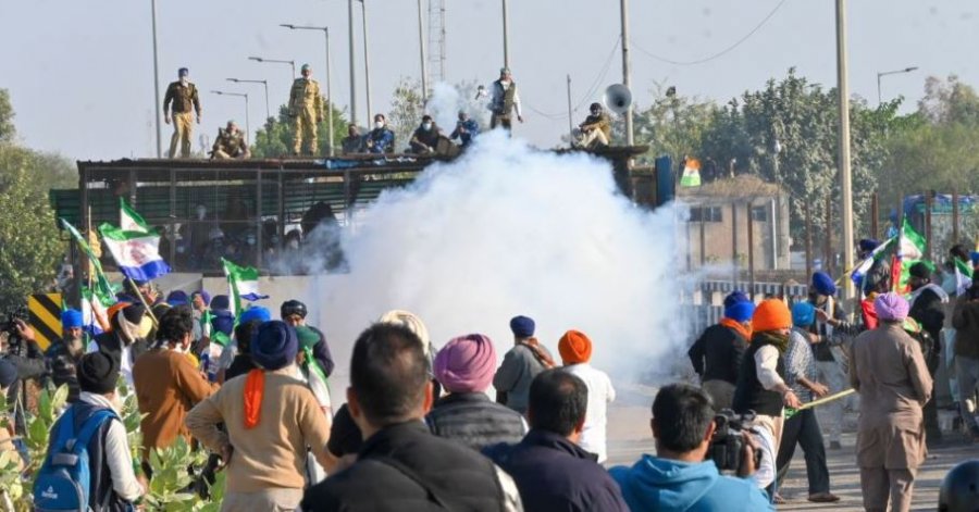 Fermerët në Indi dalin në protestë, Policia hedh gaz lotsjellës