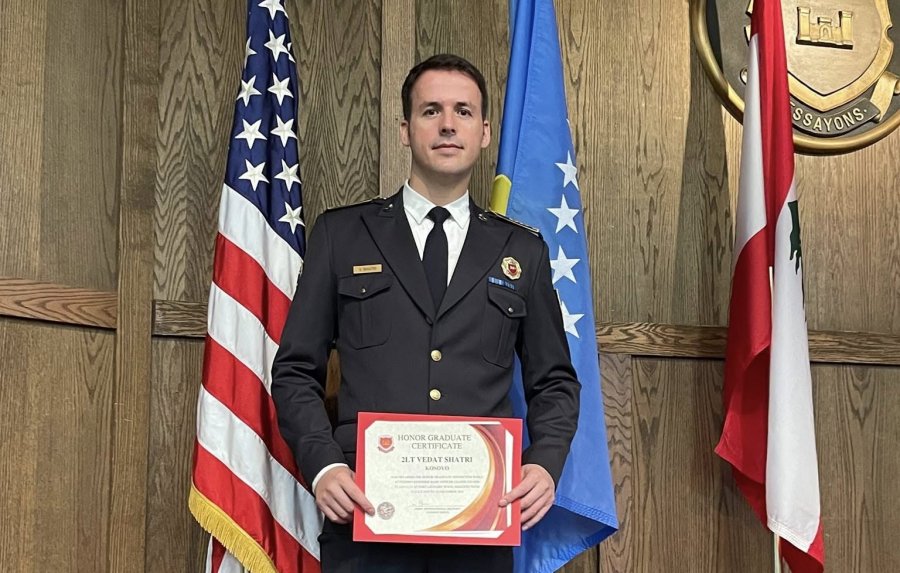 Oficeri i FSK-së merr çmimin Honor Graduate në SHBA 