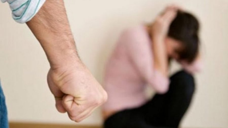 Një grua në Klinë sulmohet fizikisht nga vëllai dhe kunata