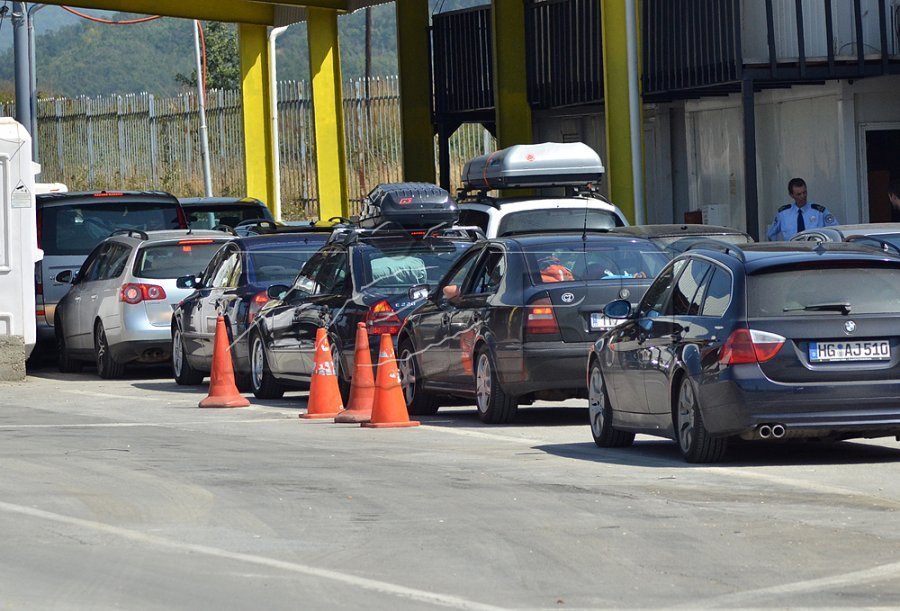 Mërgimtarët po presin 40 minuta për të hyrë në Kosovë nga Dheu i Bardhë