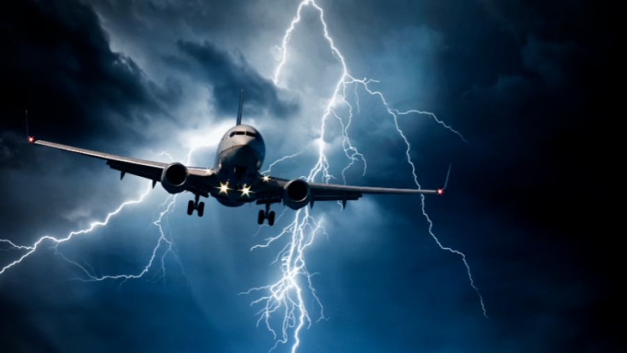 Çfarë ndodh kur rrufeja godet aeroplanin?