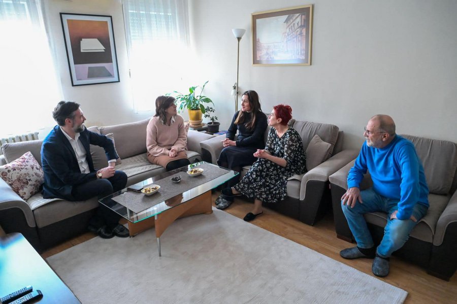Çeku, Bogujevci e Kërveshi vizitojnë familjen e Nexhmije Pagarushës në katërvjetorin e vdekjes