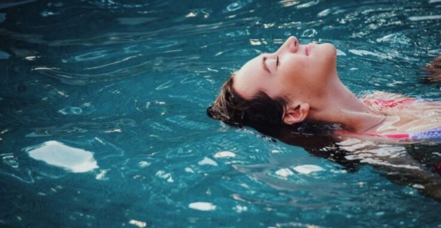 Studimi: Noti në ujë të ftohtë mund të zvogëlojë simptomat e menopauzës