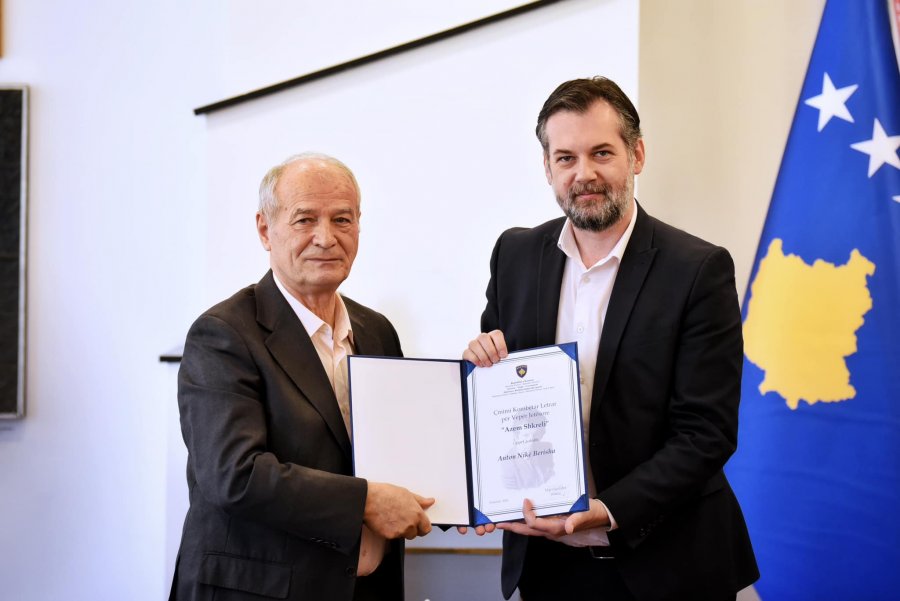 Anton Nikë Berishaj fiton çmimin “Azem Shkreli”
