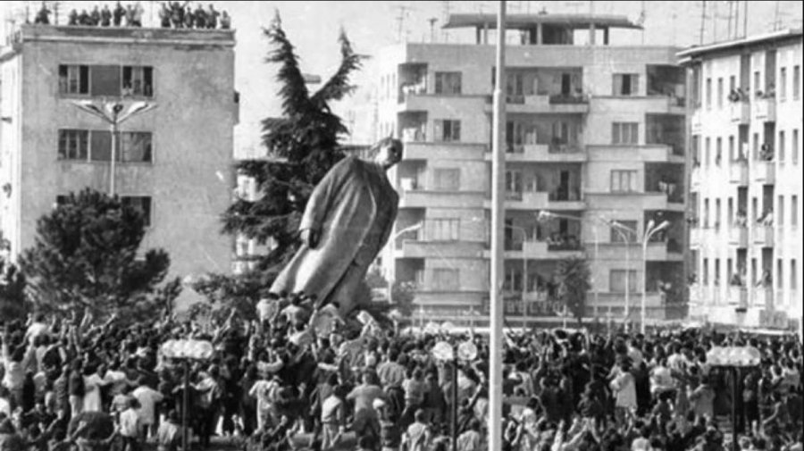 33 vjet nga rrëzimi i bustit të diktatorit Enver Hoxha