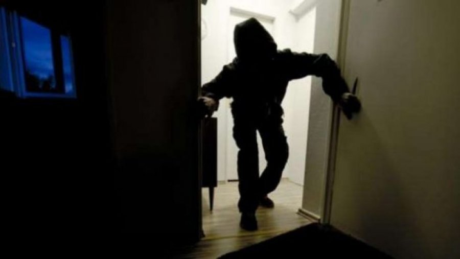 Dy persona në Pejë nën kërcënimin e thikës grabisin një shumë parash nga një lokal