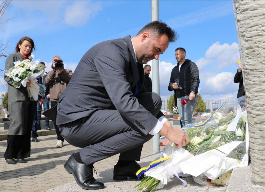 Konjufca bëri homazhe dhe vendosi lule në kompleksin e varrezave të Likoshanit dhe Qirezit