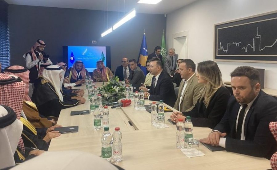Rafuna pret në takim delegacionin e Federatës së Odave Ekonomike të Arabisë Saudite dhe përfaqësues të bizneseve