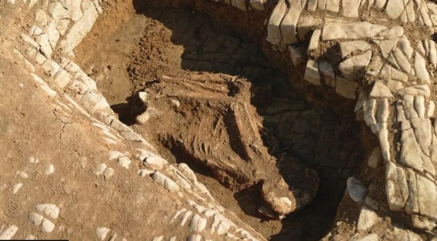 Një varrezë misterioze mesjetare zbulohet në Uells