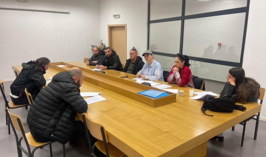 Teatri “Muharrem Qena” në Mitrovicë rikthehet me komedinë “Një vrasje e vogël aksidentale”
