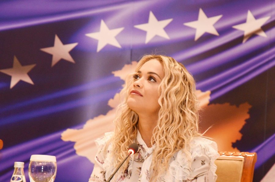 Rita Ora ripërpunon hitin e njohur, klipi me pamjet nga fëmijëria