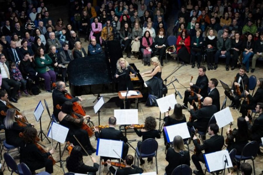 Nën drejtimin e dirigjentes zvicerane, Orkestra e Filarmonisë nis koncertet për vitin 2024