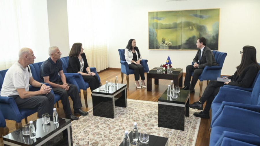 Kurti priti Elhame Muqollin, të mbijetuarën e masakrës së Paklekut