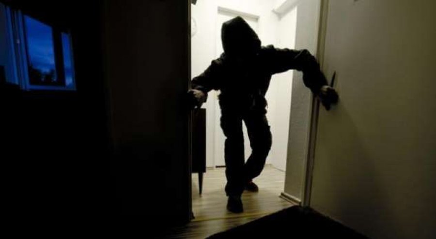 Arrestohet 25-vjeçari, dyshohet se vodhi stoli ari në vlerë 10 mijë euro në një shtëpi në Ferizaj