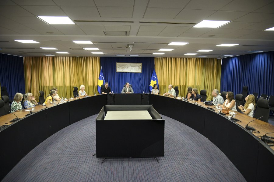 Kurti e Çeku mirëpritën antropologen që po e organizon “Kosova Ethno-Tour”