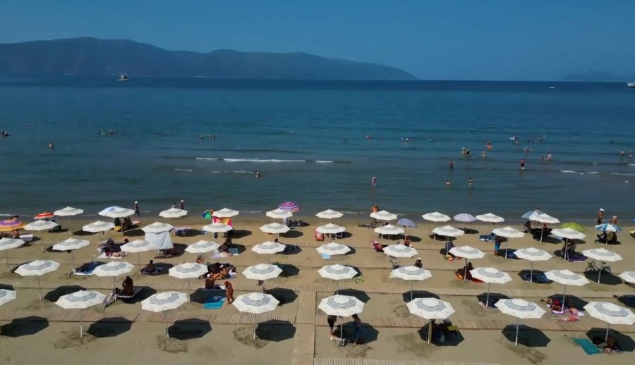 Rama promovon plazhin publik në Vlorë: Ofrohen çadrat falas për të gjithë pushuesit