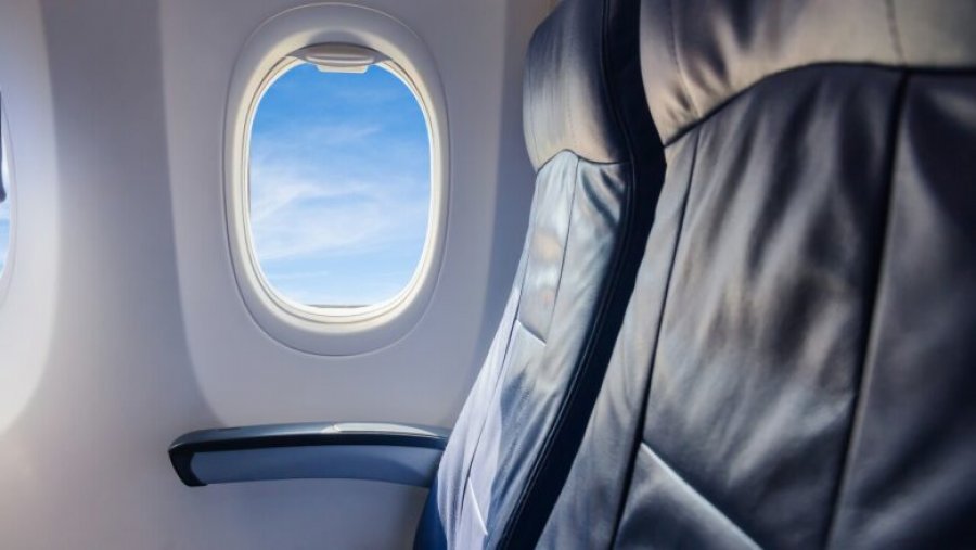 Pse roletat në dritaret e aeroplanit duhet të ngrihen gjithmonë gjatë ngritjes dhe uljes?