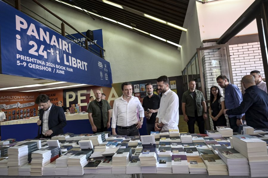 Kurti vizitoi Panairin e Librit “Prishtina 2024”