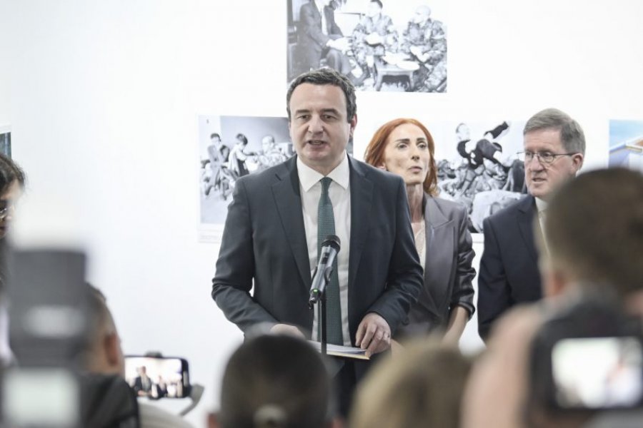 Kurti viziton ekspozitën “KFOR and Kosovo +25”: Nga i burgosur politik, u bëra rob lufte