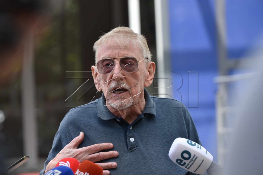 Walker: Flamurin e UÇK-së e mbaj në dhomë të ndejës në Washington