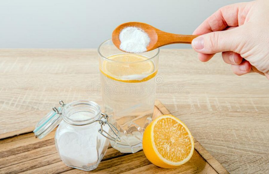 Ujë me limon dhe sodë buke, ç’thonë dietologët për pijen e famshme