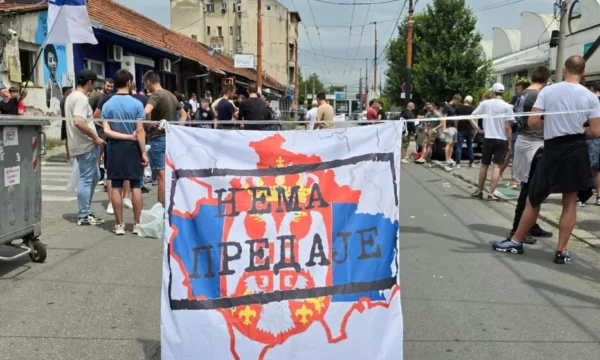 Një grup huliganësh serbë po e bllokojnë hyrjen e pjesëmarrësve në festivalin “Mirëdita, dobar dan!”