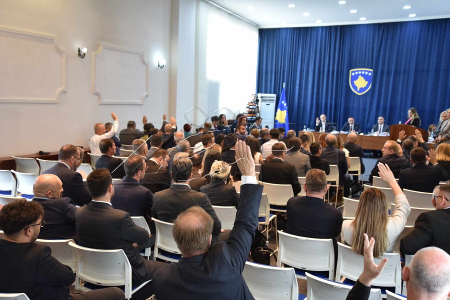 Pozita kundërshton tërheqjen e projektligjit “problematik” për mediat, LDK-ja lëshon seancën