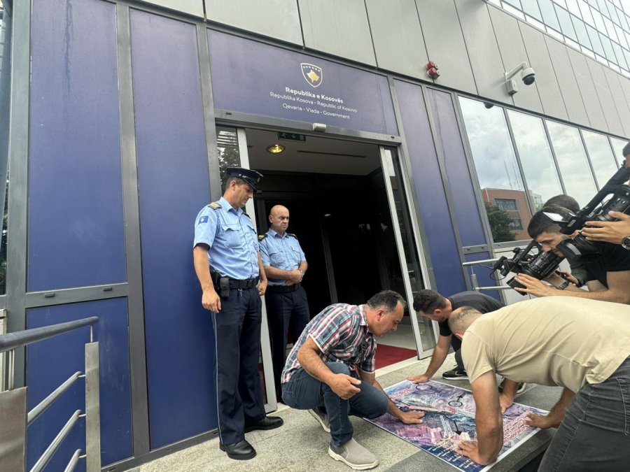 Banorët e Shipitullës protestojnë para KEK-ut e Qeverisë: “Krejt dhe drejt nuk është kryeministër”